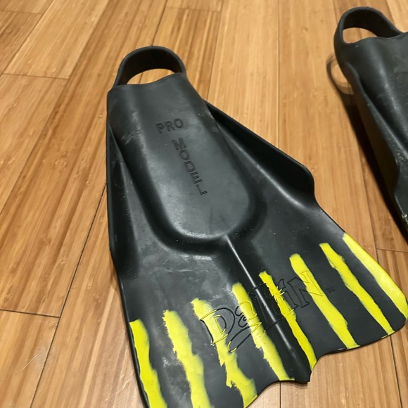 Black and Yellow Swim Fins - Picture 4 of 7